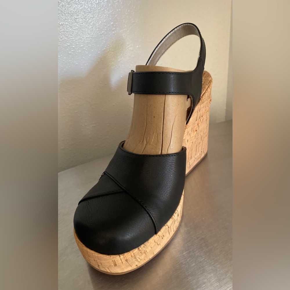 KORKS..WOMENS Black Leather Wedge Sandals